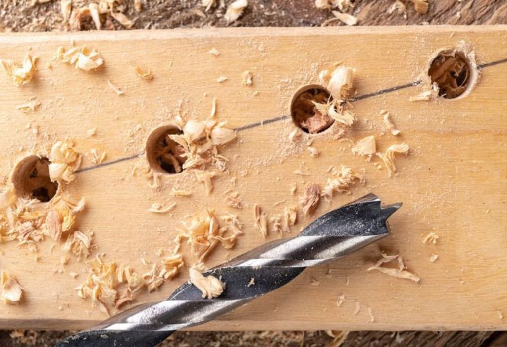 How to Make Large Holes Using a Hand Auger